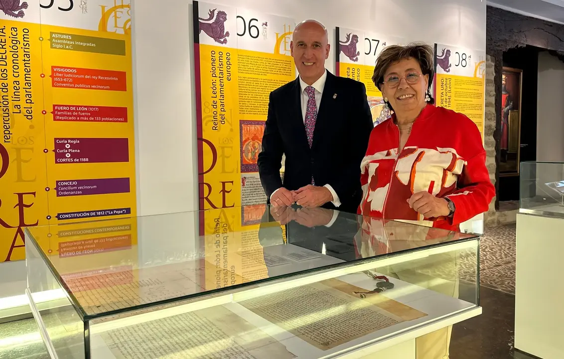 El alcalde Jose Antonio Diez y la concejala Elena Aguado en la Exposición 'Los Decreta. León, 1188'.