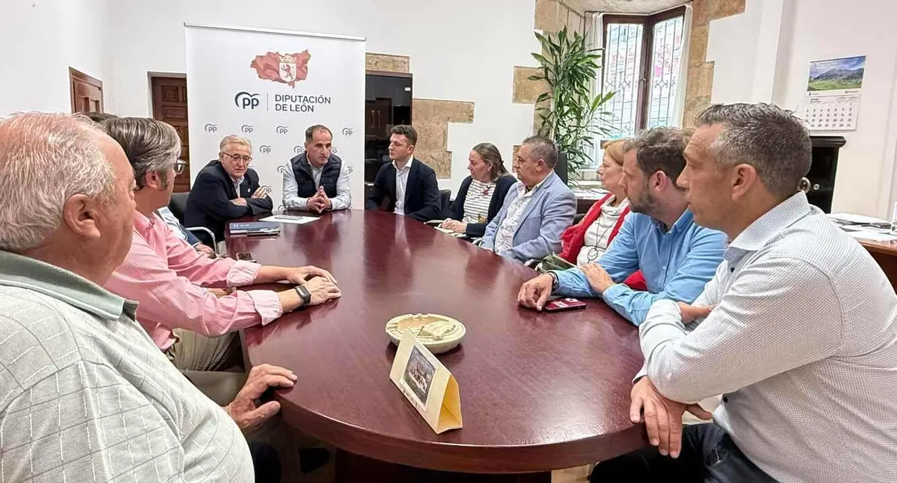 Reunión PP Diputación con alcaldes zona La Bañeza 05-06-25
