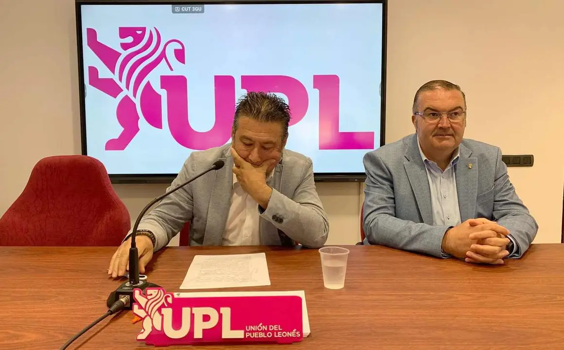El secretario general y portavoz de UPL en las Cortes de Castilla y León, Luis Mariano Santos, y el vicepresidente primero de la Diputación de León y responsable de Productos de León, Roberto Aller Llanos, durante la rueda de prensa sobre la situación de la Azucarera en La Bañeza.