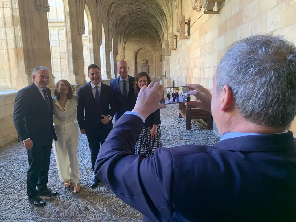 El ministro, fotografía a las autoridades que le han acompañado, durante su estancia en San Marcos. Foto: Alfonso F. Reca