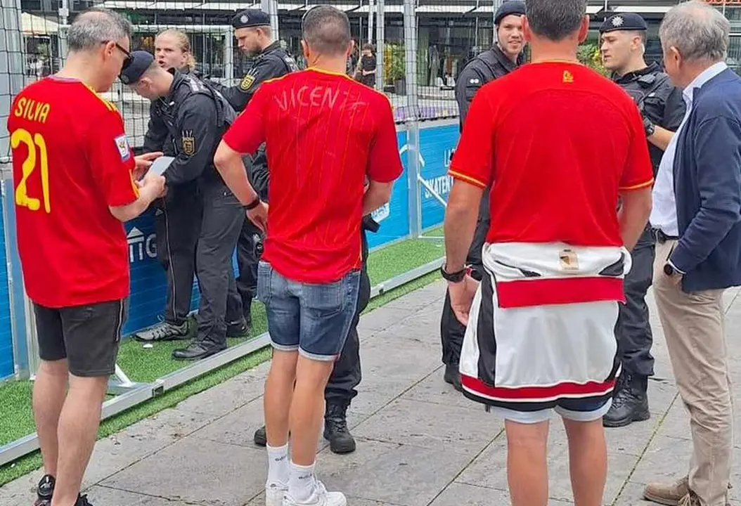 Momento en el que los policías locales leoneses se identifican ante agentes alemanes tras detener al ladrón.