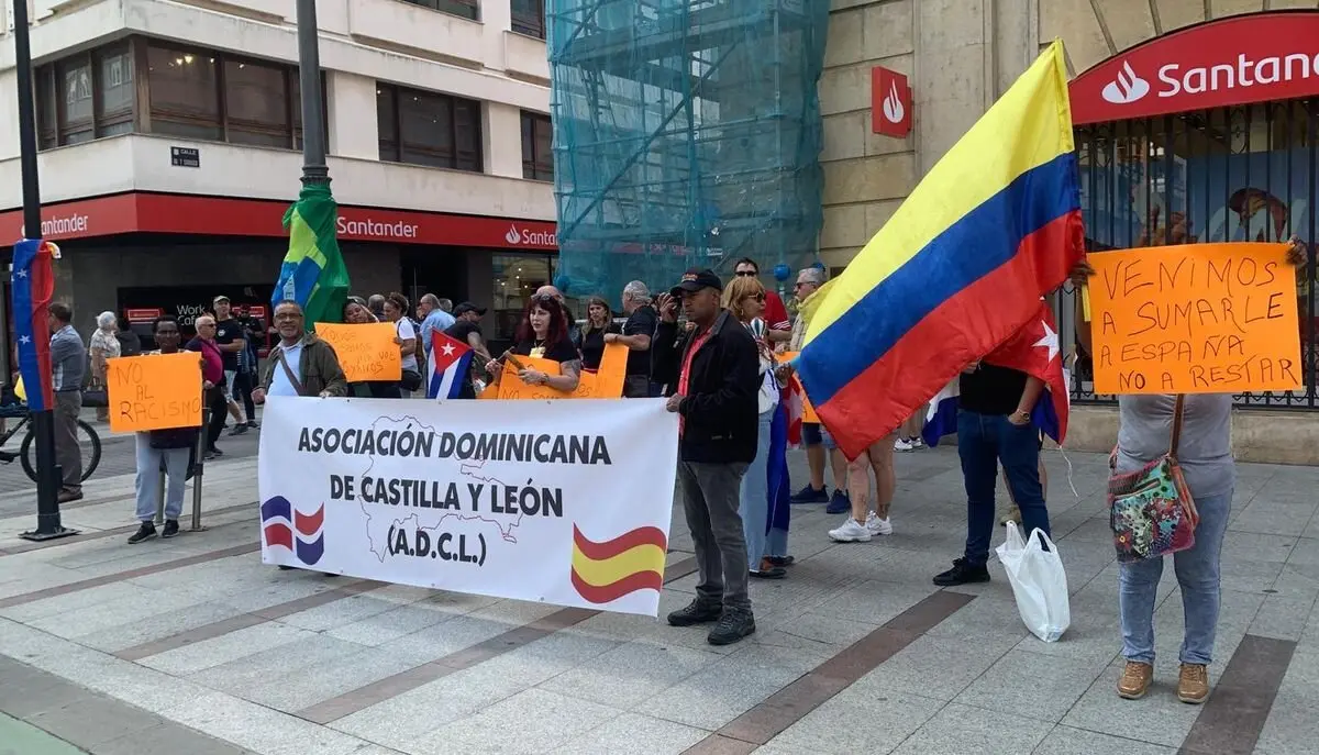Protesta de las asociaciones de inmigrantes ante el Ayuntamiento de León este viernes.