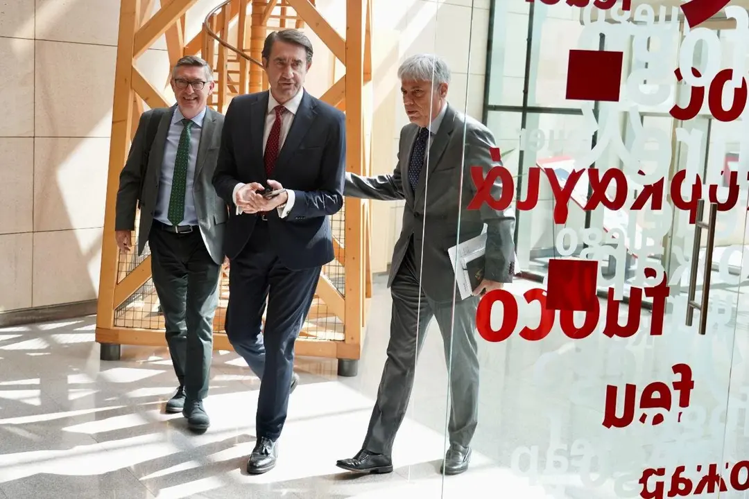 El consejero de Medio Ambiente, Vivienda y Ordenación del Territorio, Juan Carlos Suárez-Quiñones, y el director general de Patrimonio Natural y Política Forestal, presentan la Campaña de Incendios Forestales 2025. / CAMPILLO