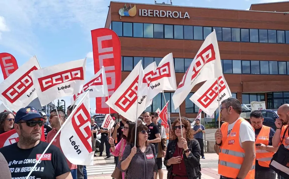 Un instante de la concentración ante las oficinas de Iberdrola en León.