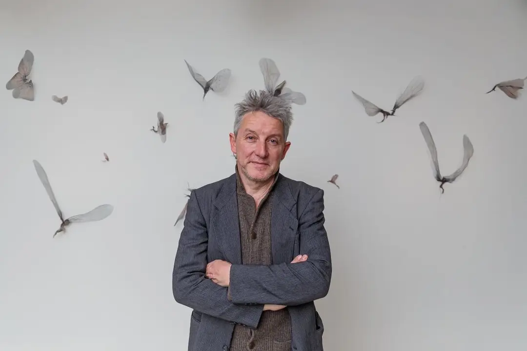 El artista Luis Moro en una exposición reciente./  NACHO VALVERDE