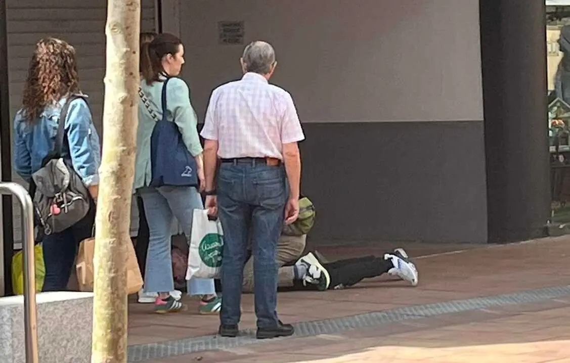 El detenido, instantes después de ser 'placado' por un policía fuera de servicio.
