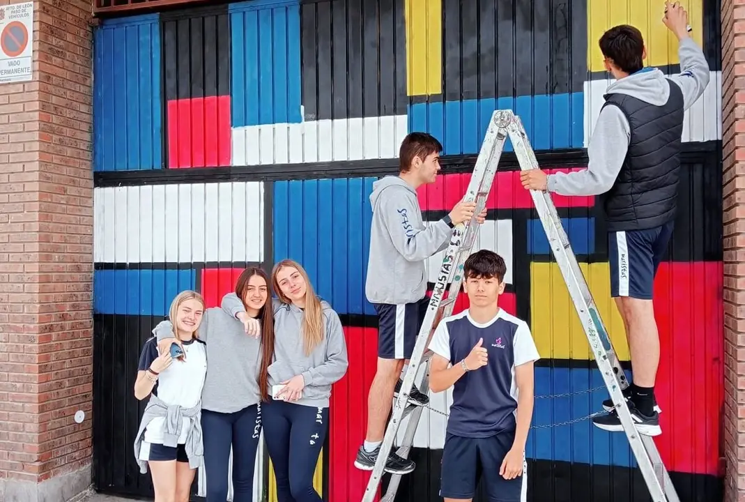 Los alumnos de Maristas, frente a su nueva obra al estilo 'mondrian' en León.