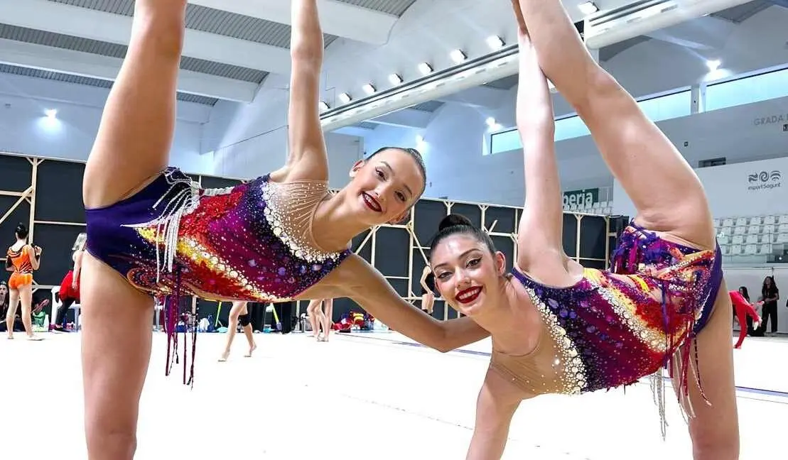 Las gimnastas leonesas del Club Ritmo Andrea Fernández y Andrea Corral, campeonas de Europa de conjuntos .