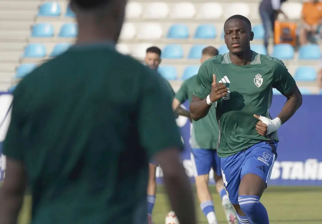 Doué, durante un calentamiento sobre el terreno de juego de El Toralín.