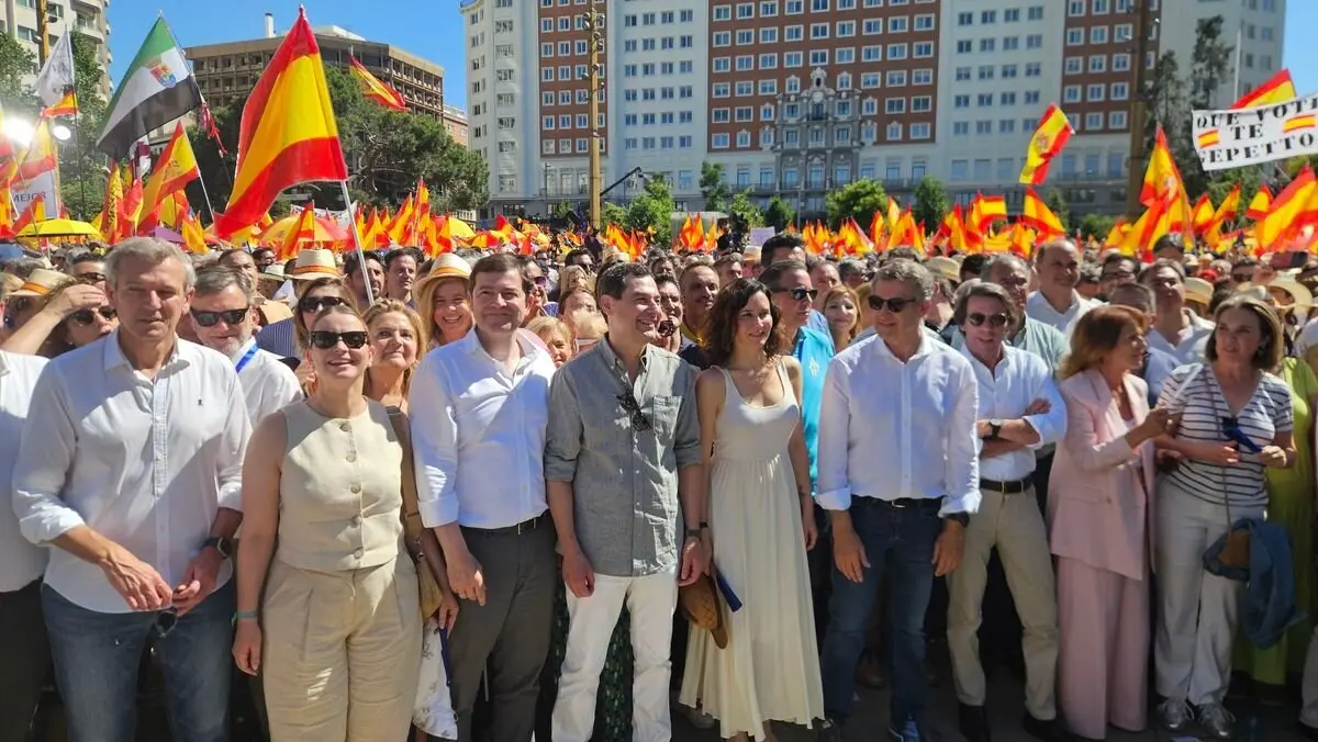 El presidente del PPCyL encabeza la representación de Castilla y León en la concentración del Partido Popular contra el Gobierno de Pedro Sánchez