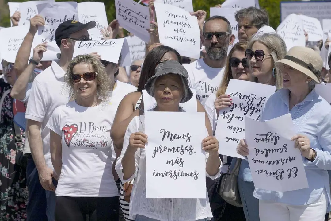 Manifestaci&oacute;n de la plataforma Oncobierzo para reclamar mejoras en el Servicio de Oncolog&iacute;a del Hospital del Bierzo y en toda la sanidad de la comarca bajo el lema 'Por m&iacute;'. Foto: C&eacute;sar S&aacute;nchez