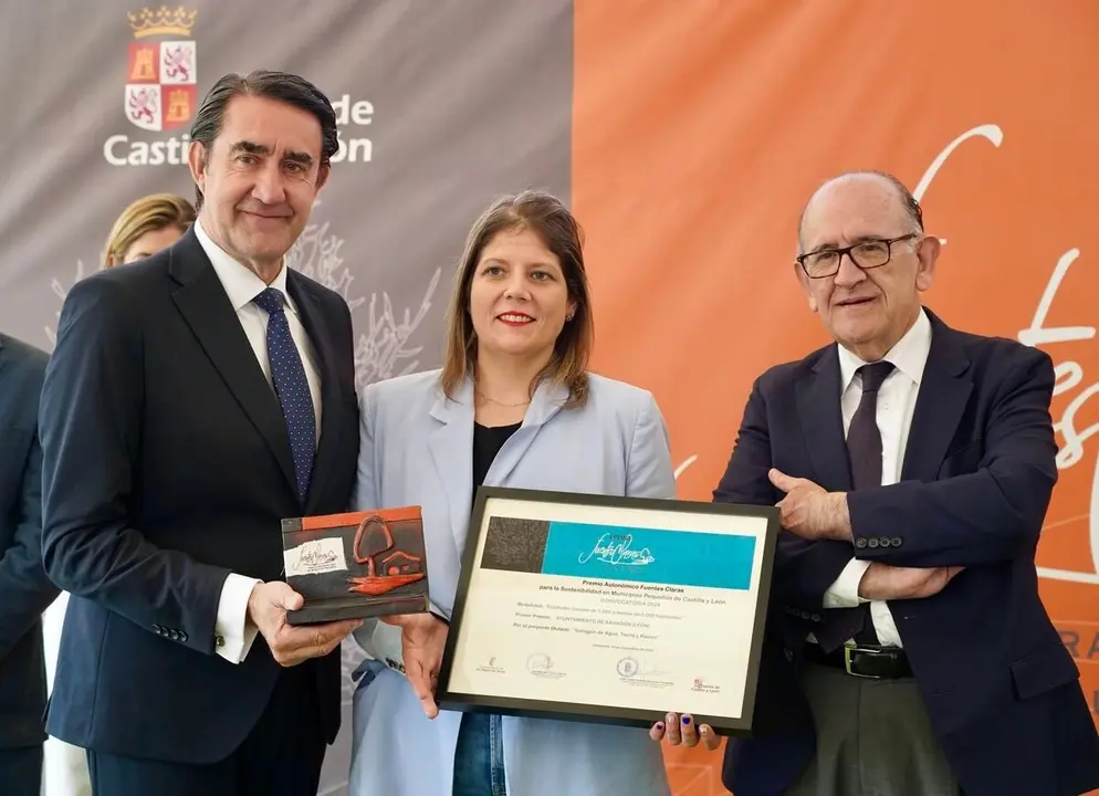 El consejero de Medio Ambiente, Vivienda y Ordenación del Territorio, Juan Carlos Suárez-Quiñones, entrega los premios Fuentes Claras.
