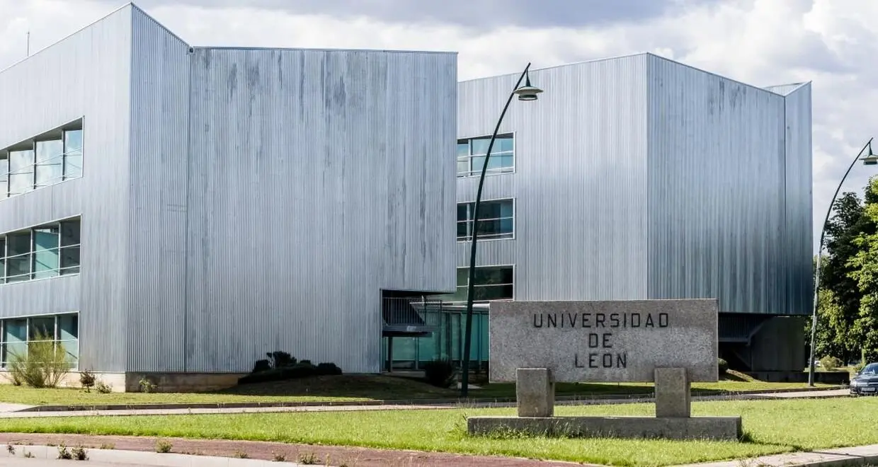 Imagen del acceso al Campus de la Universidad de León.