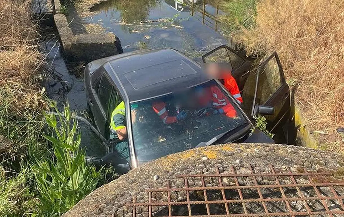 Efectivos de la Guardia Civil y sanitarios atienden a la mujer en el interior del vehículo tras el accidente.