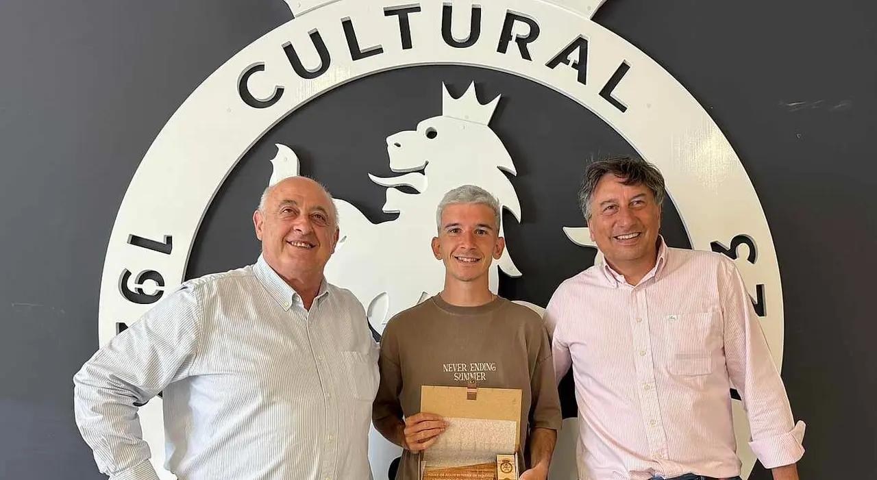 Chacón, en el momento de recibir su premio.