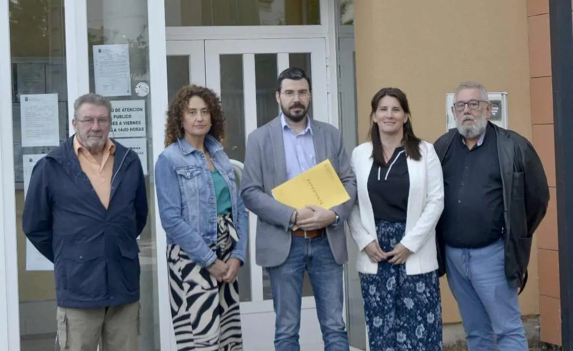 El grupo popular municipal en Santovenia, a las puertas del consistorio.