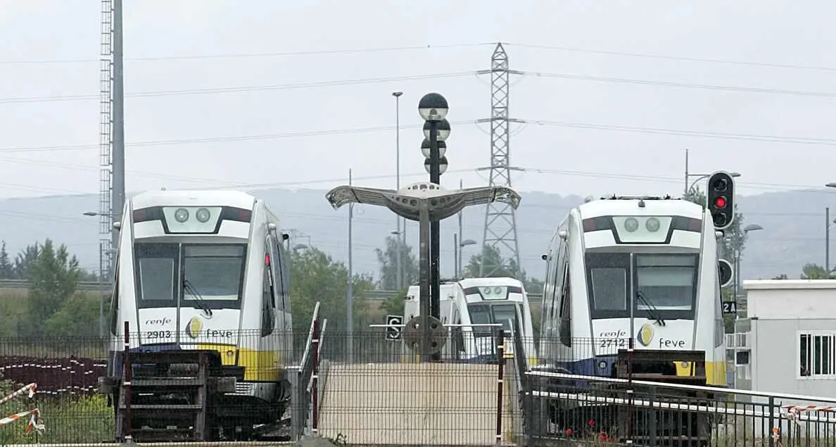 Trenes de Feve detenidos en el barrio de la Asunción de León.