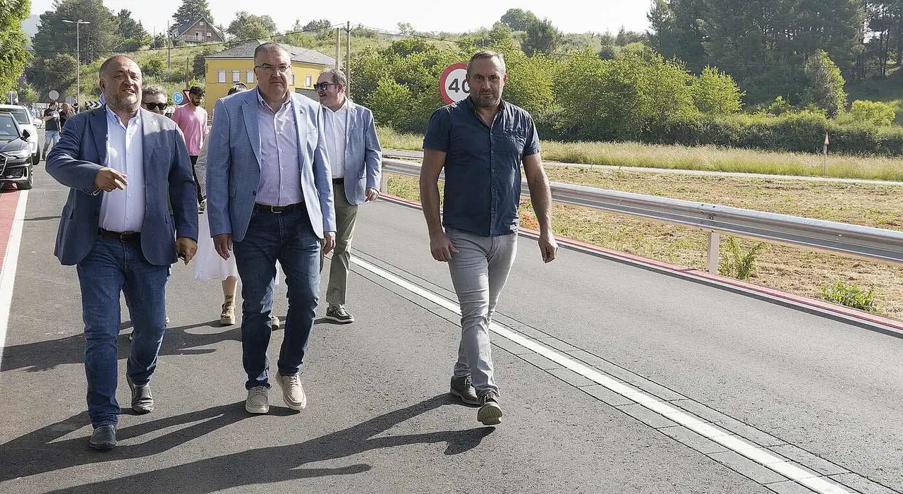 El presidente de la Diputación de León, Gerardo Álvarez Courel (I), junto a los vicepresidentes Roberto Aller (C), y Luis Alberto Arias (D), durante la recepción de las obras de la carretera Cacabelos-Arganza (LE-5246)