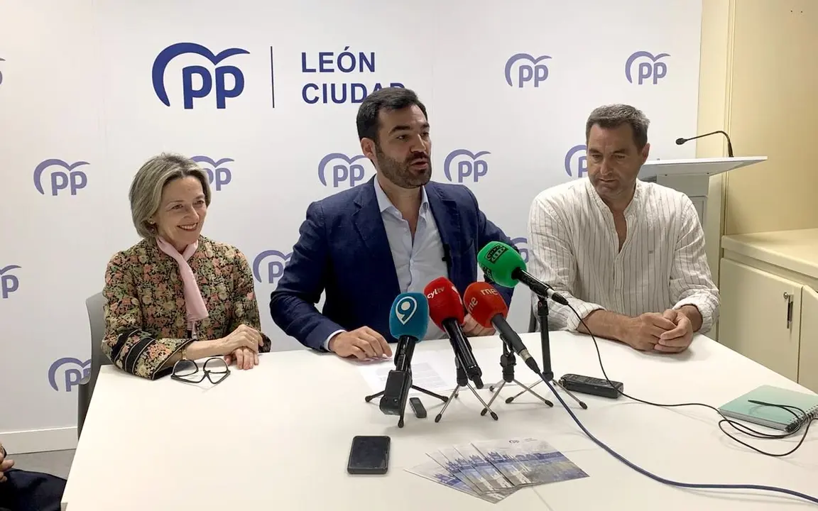 El portavoz del PP de León, David Fernández, en la rueda de prensa de este martes.