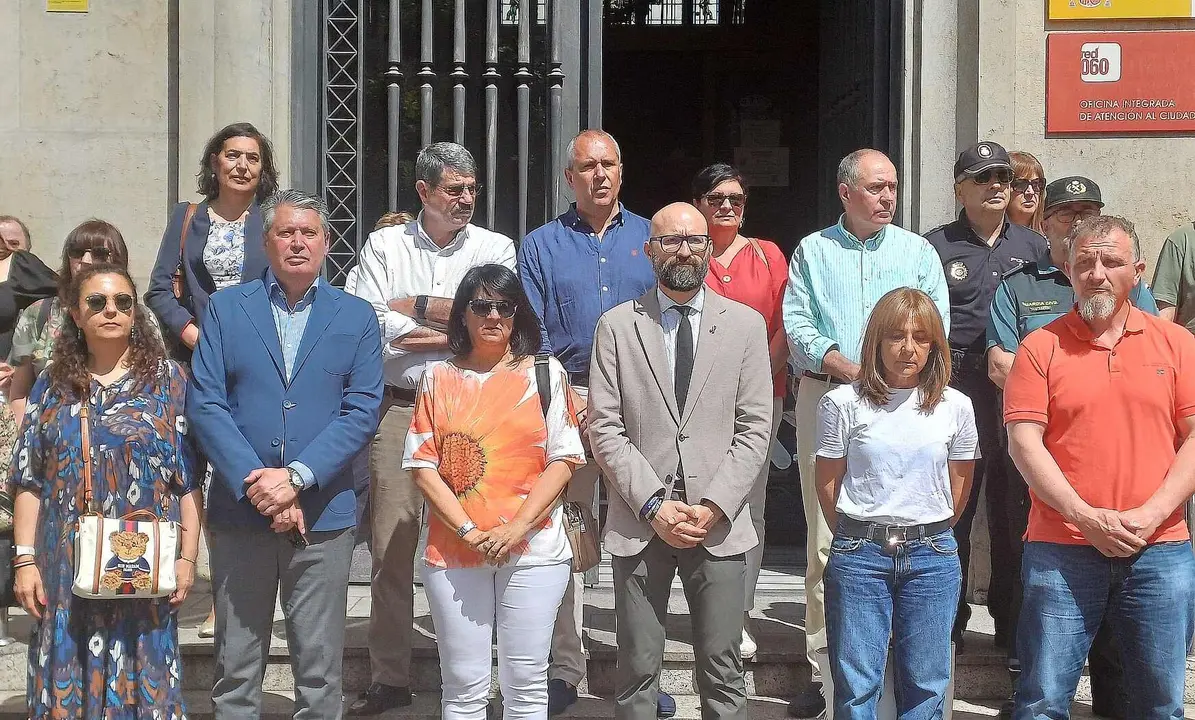 Un instante del minuto de silencio guardado ante la Subdelegación del Gobierno.