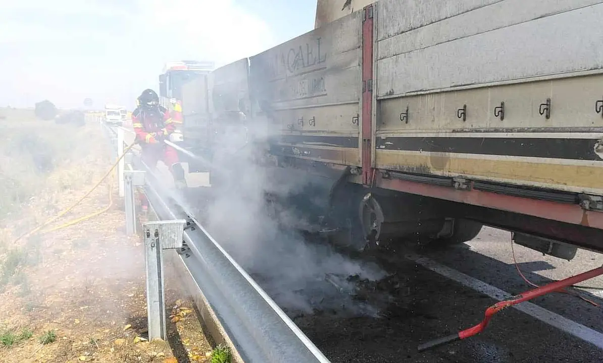 Efectivos del Sepeis sofocan el incendio declarado en el remolque del vehículo pesado.