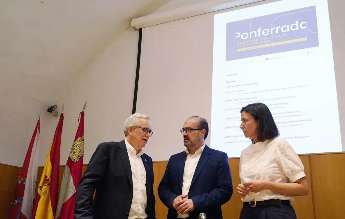 El alcalde de Ponferrada, Marco Morala (C), junto a la concejala de Presidencia y Fondos Europeos, Lidia Coca, y el miembro del grupo técnico de Corredores.eu, Pio Javier Ramón (I), durante la presentación del foro ‘Ponferrada, nodo logístico del Corredor Atlántico Noroeste’
