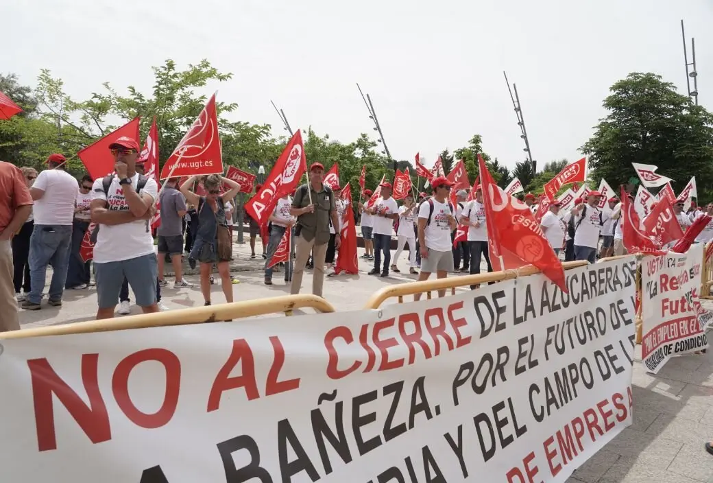 Los trabajadores afectados por el cierre de la planta de Azucarera de La Bañeza se concentran a las puertas de la fábrica. Foto: Campillo.