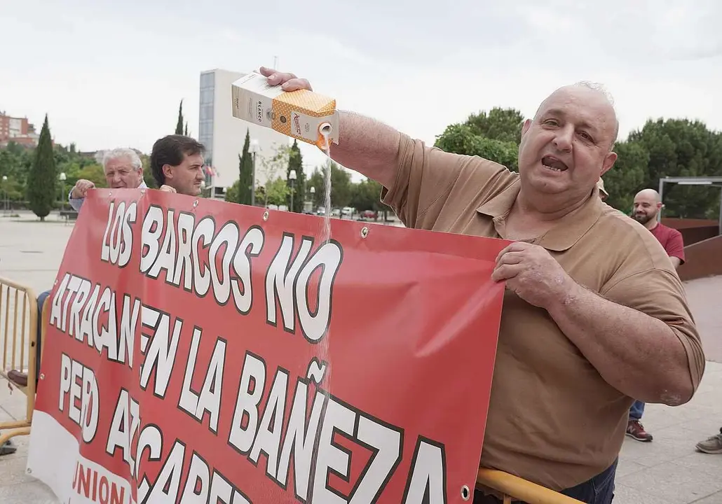 Trabajadores de Azucarera de conectan frente a la sede de las Cortes para defender sus puestos de trabajo.