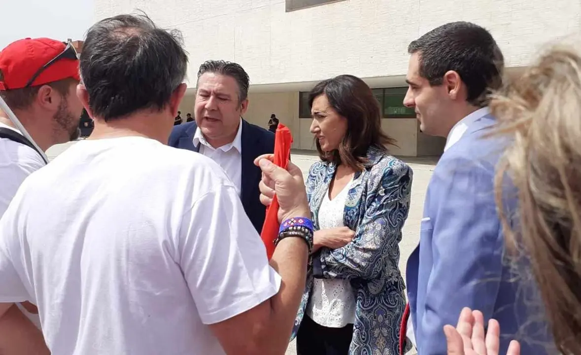 Representantes de UPL con trabajadores de Azucarera a las puertas de las Cortes este martes.
