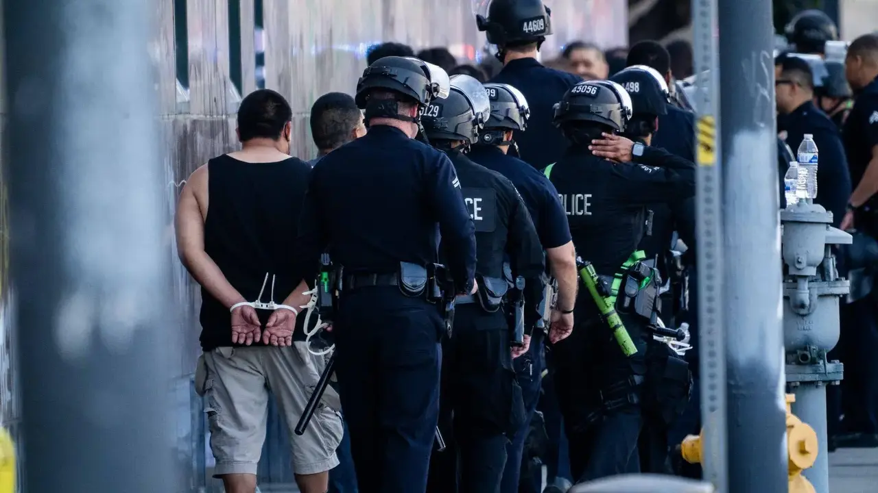 Toque de queda en el centro de Los Ángeles ante la escalada de violencia.