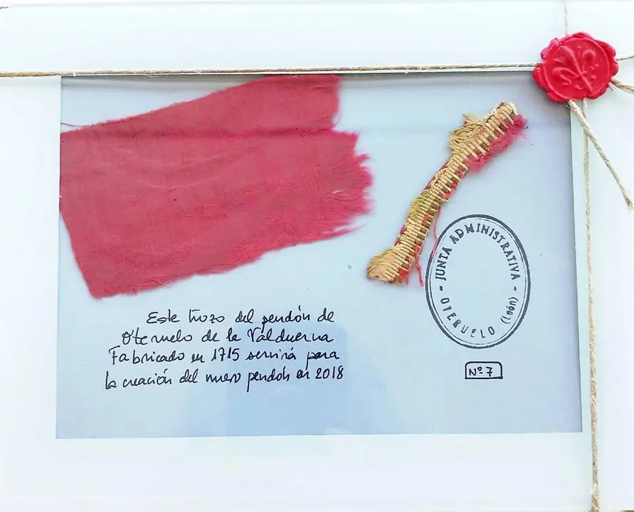 Cuadro con el trozo del pendón de 1715 de Oteruelo de la Valduerna