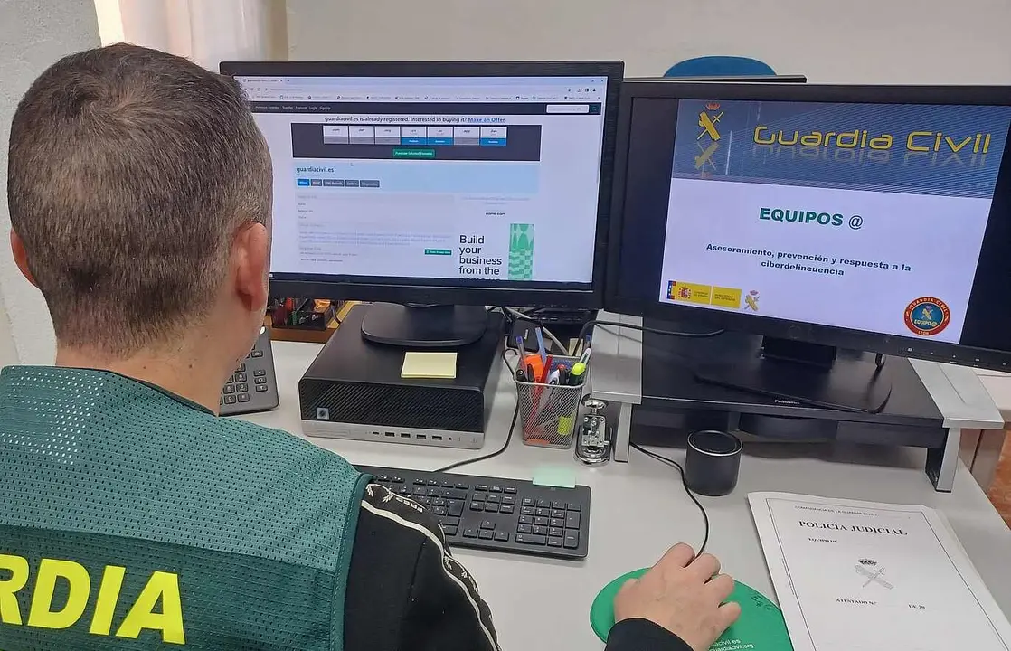 Efectivos de la Guardia Civil durante una investigación.