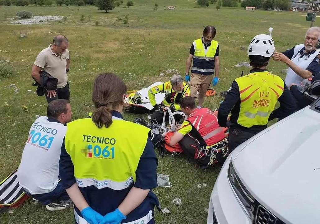 Efectivos de Emergencias auxilian al senderista. Foto: 112 Cantabria