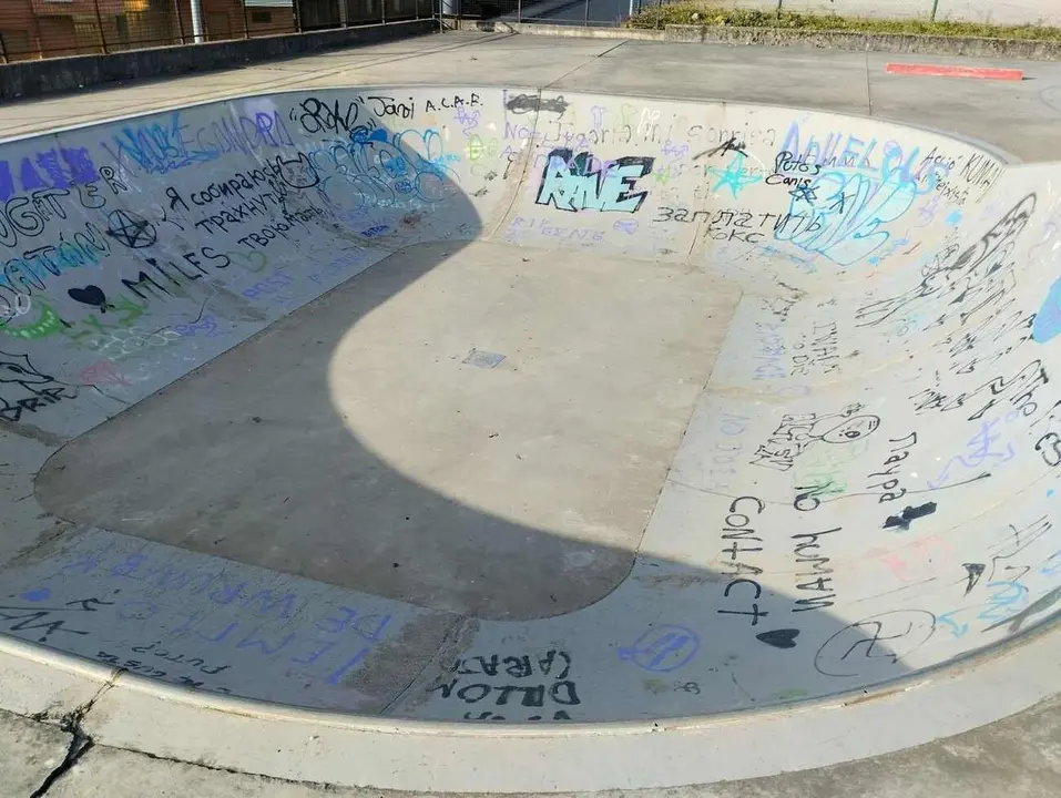 Imagen del deterioro que presentan zonas públicas de Fabero en una imagen facilitada por el PP municipal.