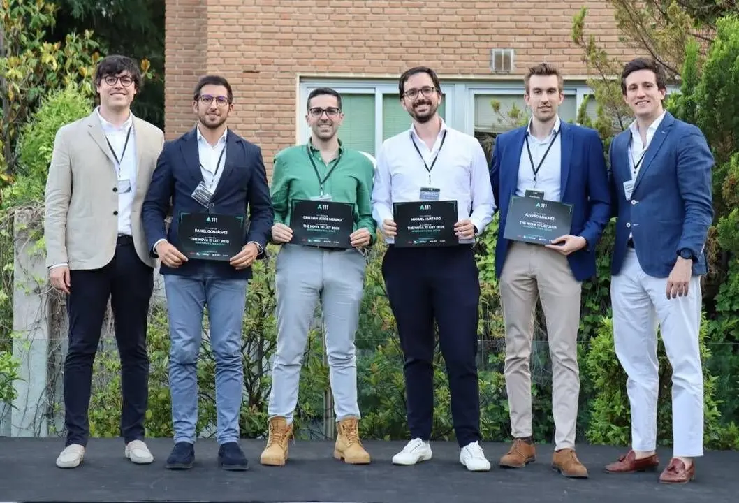 Álvaro Sánchez (2D), graduado en Ingeniería Aeroespacial por la ULE, seleccionado por la prestigiosa lista 'Nova 111'