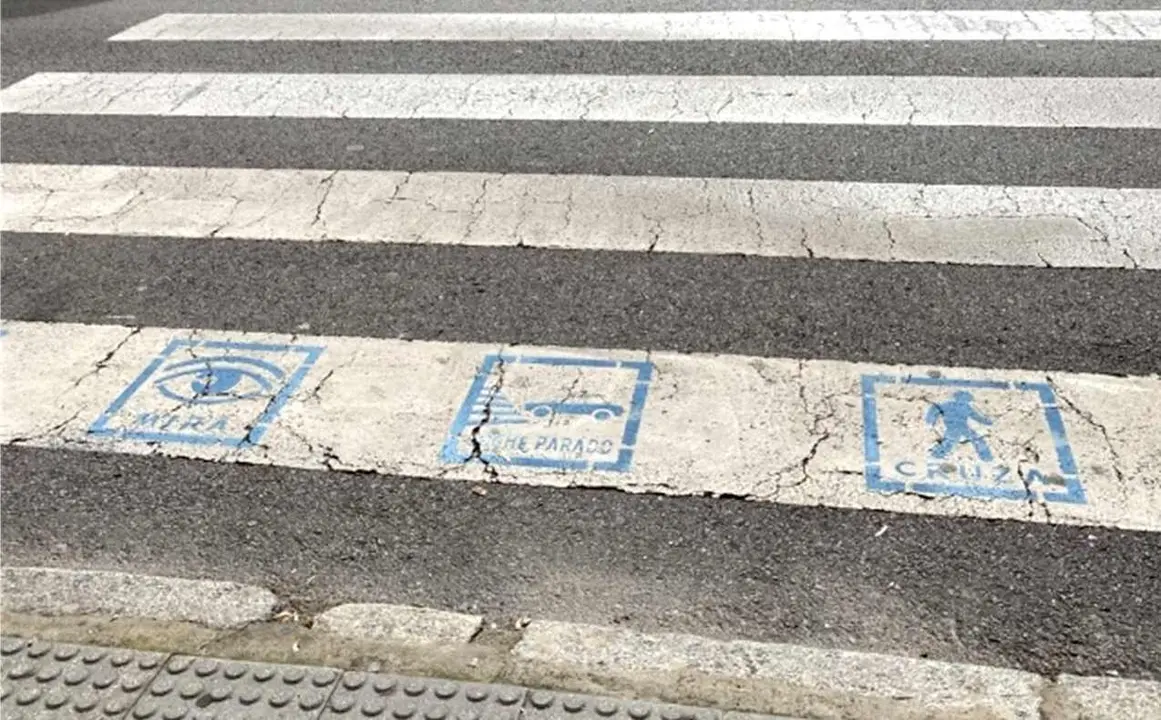 Imagen de los pictoramas visiblemente deteriorados en un paso de peatones de León capital.