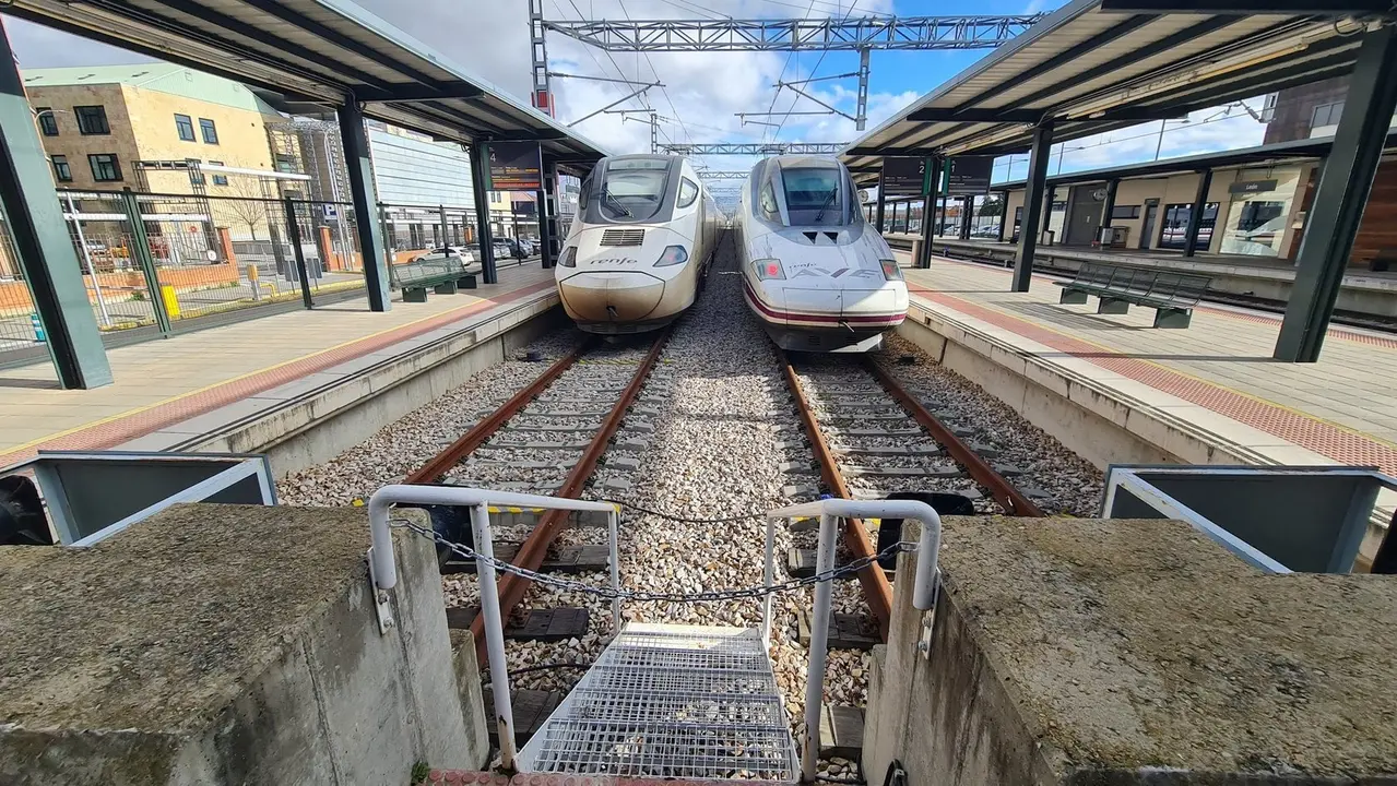 Trenes AVE situados en la plataforma de la Estación de León.