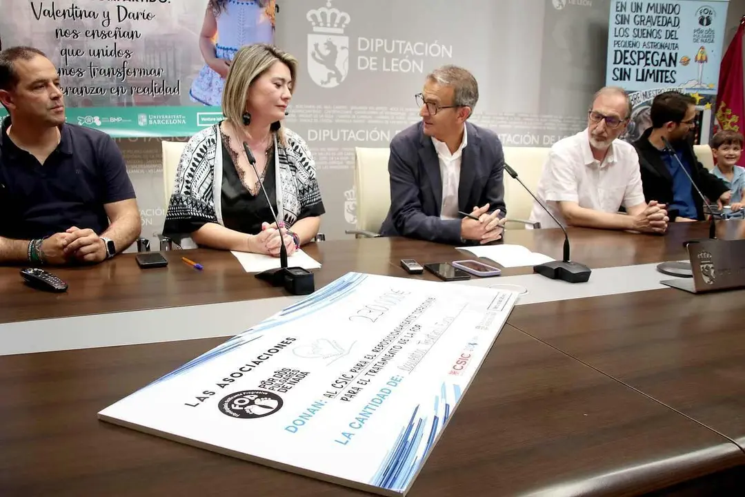 La presidenta de la asociación ‘Por dos pulgares de nada’, Beatriz de Haro, el investigador del Centro de Investigación Sanitaria del Principado de Asturias, Gonzalo Sánchez, y el catedrático de la catedrático de la Universitat de Barcelona, Francesc Ventura, presentan los avances en las investigaciones médicas sobre la Fibrodisplasia Osificante Progresiva junto al diputado Santiago Dorado