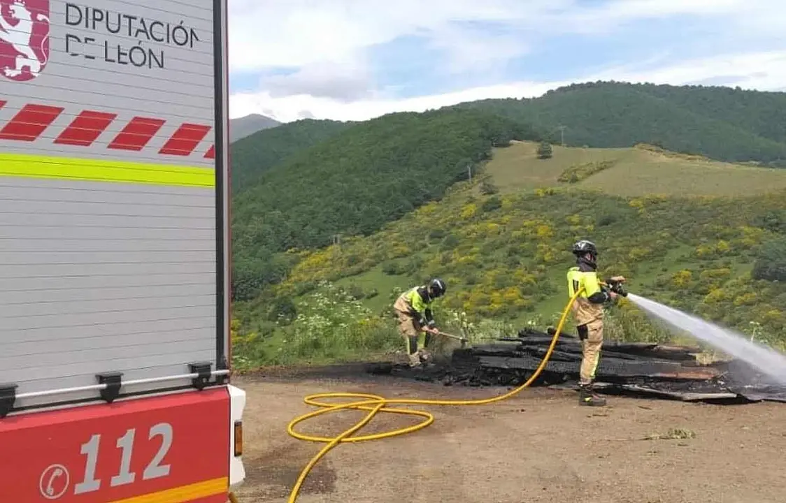 Bomberos del Sepeis en el lugar de la intervención.