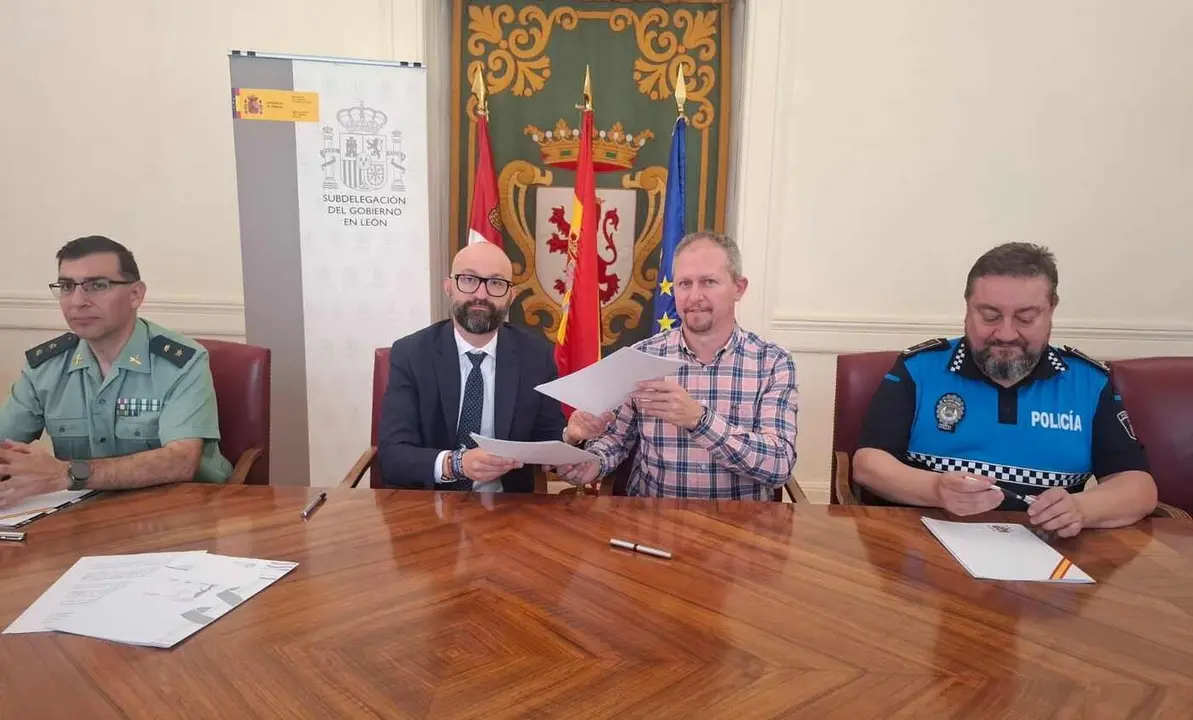 Un instante de la firma para la renovación del acuerdo.