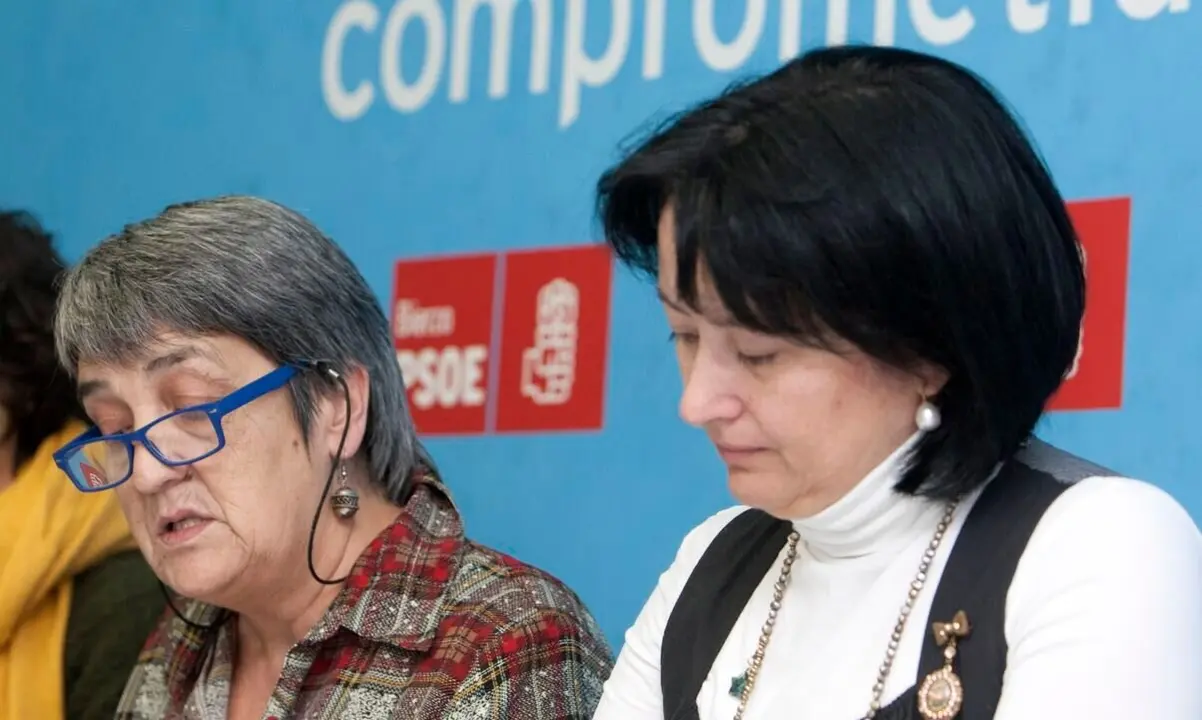 La diputada nacional del PSOE, María Luisa González Santín (I), junto a la secretaria local de Mujer e Igualdad, Saray Arias (I), y la procuradora y candidata a la alcaldía de Ponferrada, Ángela Marqués (D), durante la rueda de prensa de esta mañana en Ponferrada