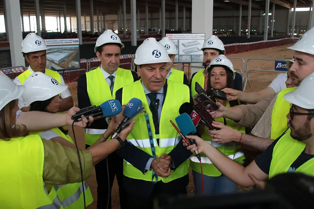 El consejero de Economía y Hacienda y portavoz, Carlos Fernández Carriedo, y el de Medio Ambiente, Vivienda y Ordenación del Territorio, Juan Carlos Suárez-Quiñones Fernández, visitan las obras de construcción del Centro Logístico del grupo DIA