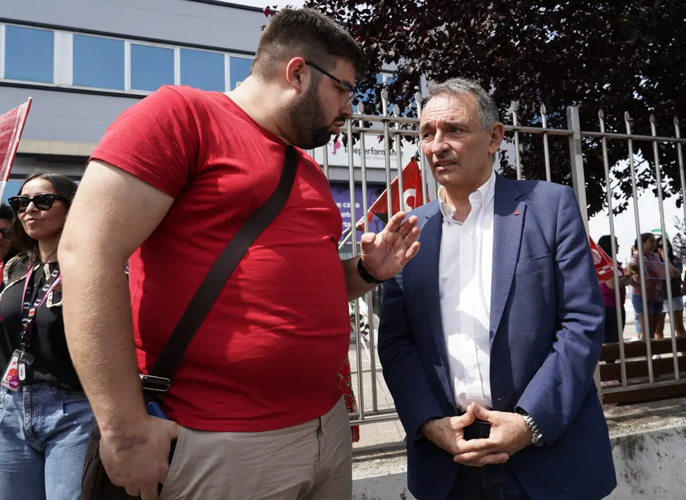 El secretario general del Partido Comunista de España, Enrique Santiago se concentra junto a los trabajadores de Teleperformance en protesta contra el ERE presentado por la empresa