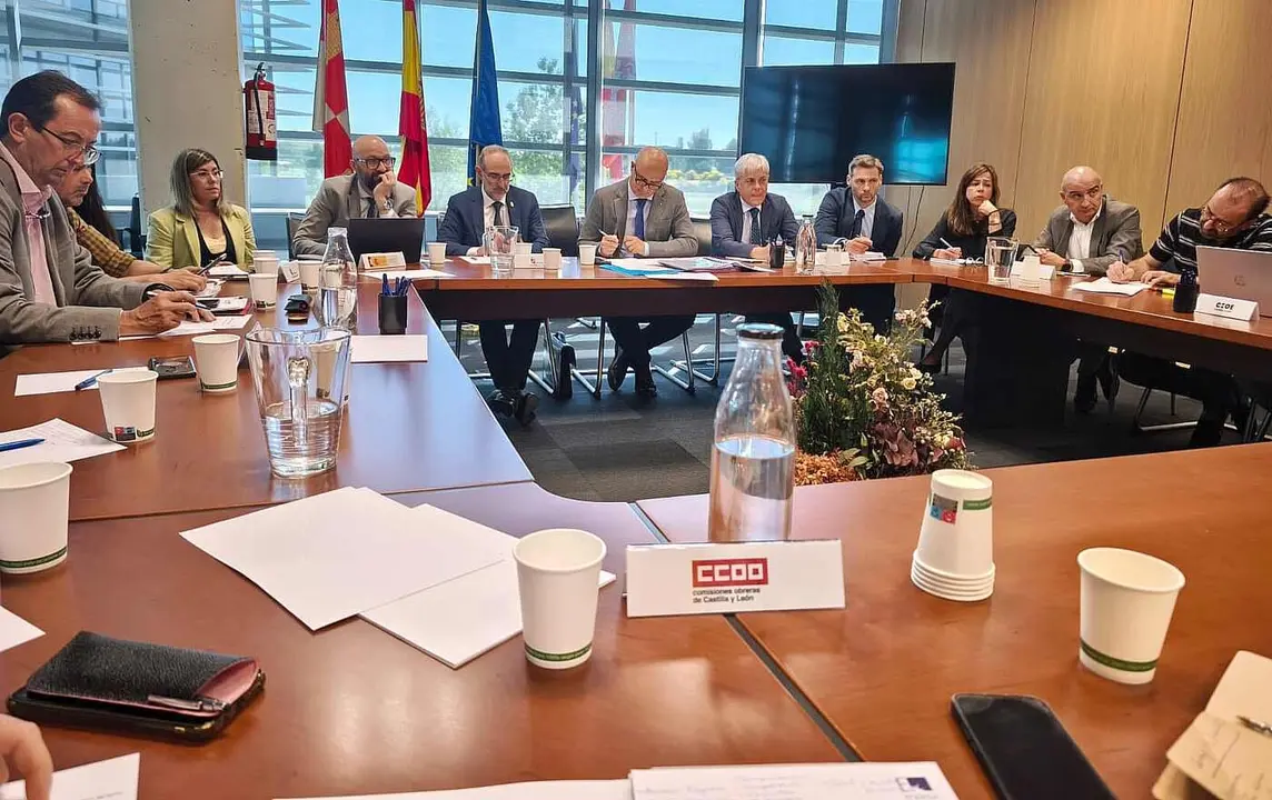 Un instante del encuentro mantenido este viernes entre representantes de administraciones y sindicatos.