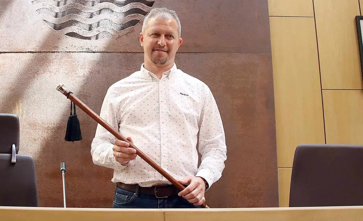 Jorge Pérez, alcalde de Villaquilambre, el 17 de junio de 2023, fecha en la que tomó el bastón de mando del municipio; ahora, en base a un acuerdo con UPL, es la formación leonesista quien asume la gestión. Foto: Peio García