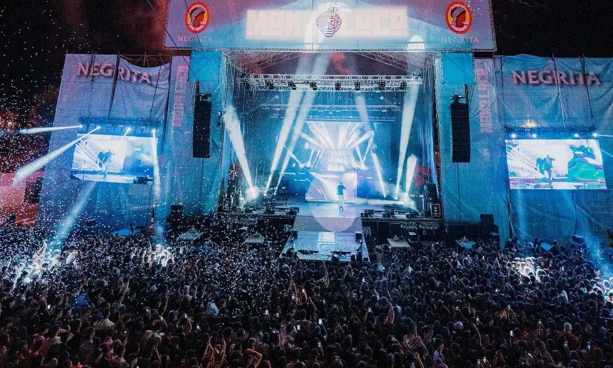 La explanada del Palacio de Exposiciones se desbordó en una maratoniana jornada de música urbana y electrónica que convirtió la ciudad en el epicentro del ocio juvenil. La locura continúa este sábado con estrellas como Justin Quiles, Kidd Keo y Chimbala. Imágenes de Monoloco Fest.