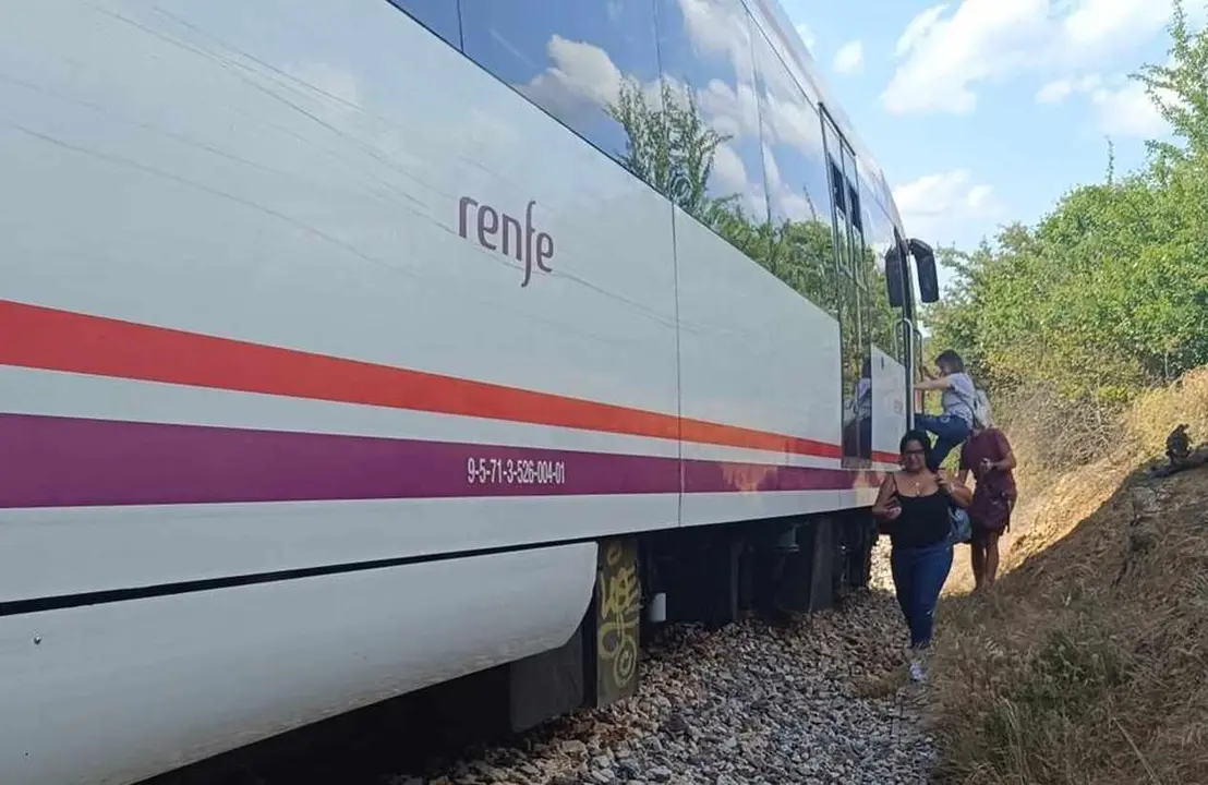 Imagen de los pasajeros abandonando el lugar tras las llegada de la Guardia Civil.