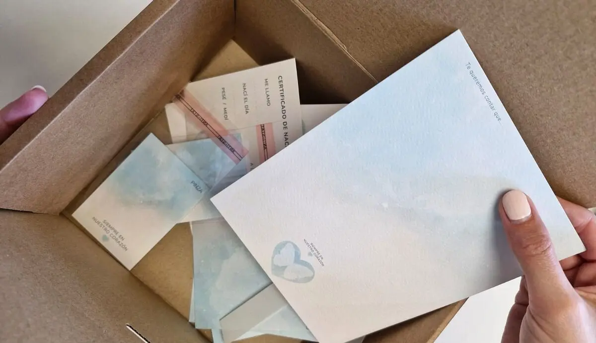 Caja de duelo que entregan los hospitales para ofrecer apoyo emocional a las familias que sufren la pérdida de su bebé. Foto: Ical.