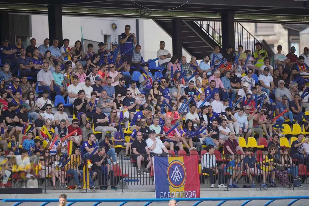 La afición local animó, y mucho al Andorra; en El Toralín, será turno para la hinchada blanquiazul.