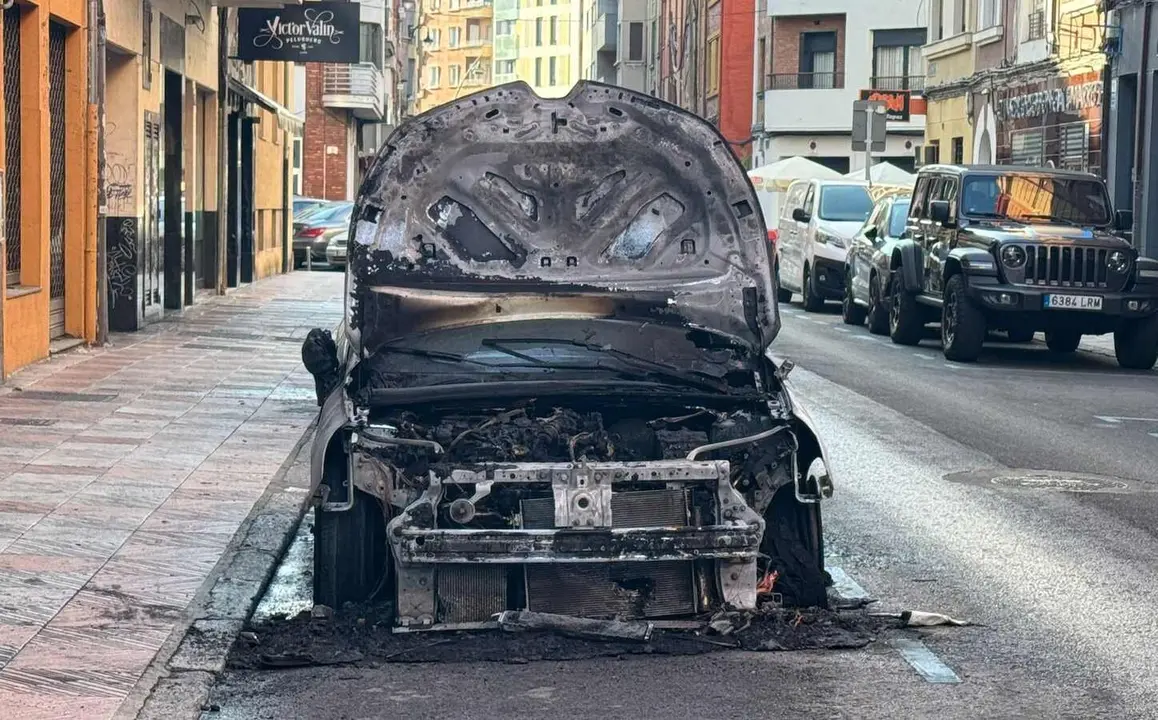 Un incendio en un turismo estacionado en la calle Bernardo del Carpio de León, a la altura del número 15, ha alertado de madrugada a los vecinos de esta zona de la ciudad. Foto: Silvia García
